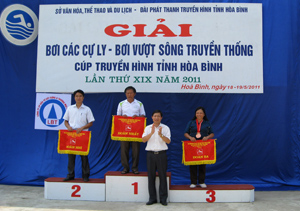 Đồng chí Bùi Văn Cửu,Phó chủ tịch UBND Tỉnh trao giải nhất nhì ba cho các đội đạt thành tích cao trong giải.